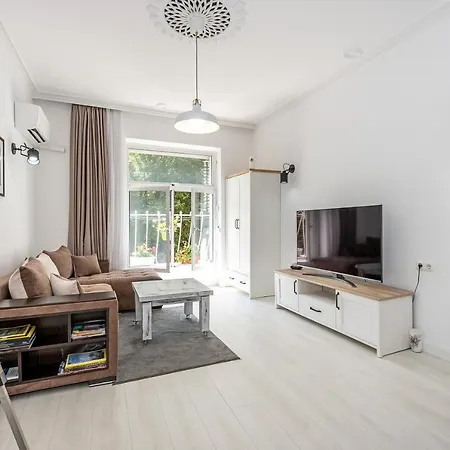 Jazz & Wine & Next To Sea Garden & Parking & Hbo & Netflix & 2 Bathrooms شقة *