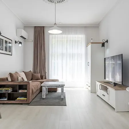 Jazz & Wine & Next To Sea Garden & Parking & Hbo & Netflix & 2 Bathrooms Apartment *